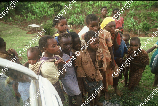 1983 Safari locals on the route (courtesy Roger Swan) (4)