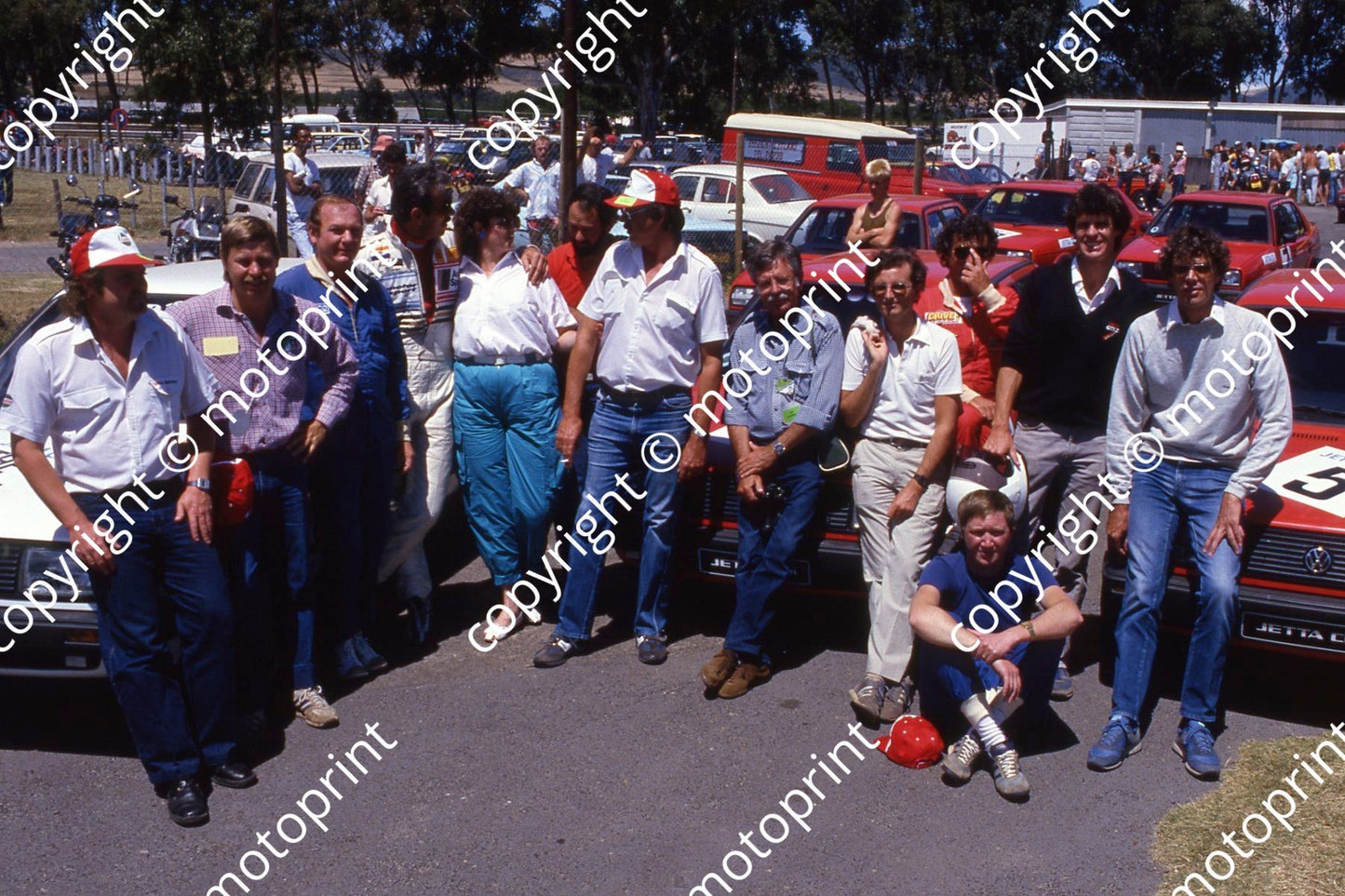 1985 Castrol 6 hr Nov Sarel van der Merwe The Bandit (white Jetta) vs The Press (red Jettas) (courtesy Roger Swan) (1)