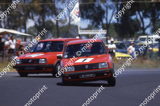 1985 Castrol 6 hr Nov Sarel van der Merwe The Bandit (white Jetta) vs The Press (red Jettas) (courtesy Roger Swan) (2)