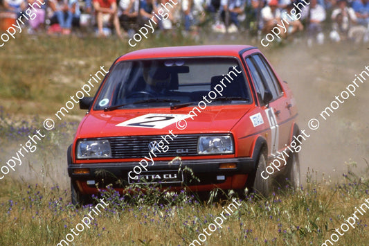 1985 Castrol 6 hr Nov Sarel van der Merwe The Bandit (white Jetta) vs The Press (red Jettas) (courtesy Roger Swan) (3)