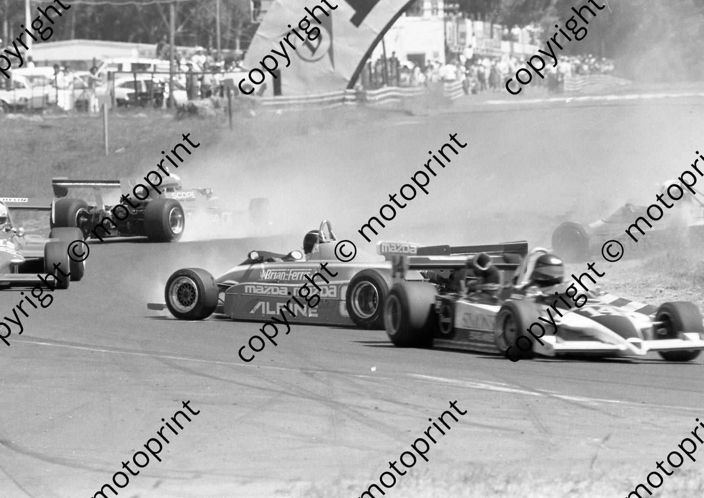 1985 Killarney F2 b 14 Mike Nish Lant, Ferris backwards centre 19 Critchfield back left (Colin Watling Photographic)39 (7)
