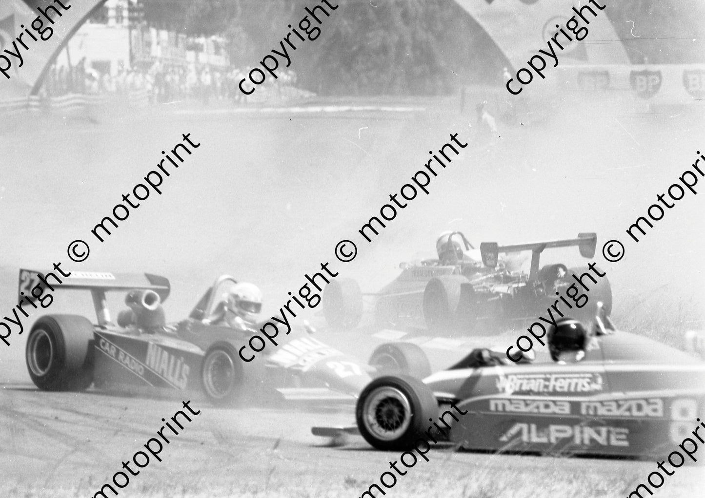 1985 Killarney F2 e 8  Ferris front 16 Moni at back sliding, 27 heading for Ferris (Colin Watling Photographic)39 (11)