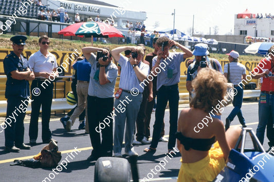 1985 SA GP 1 b Poliesieman making sure the top stays up (courtesy Roger Swan) (12)