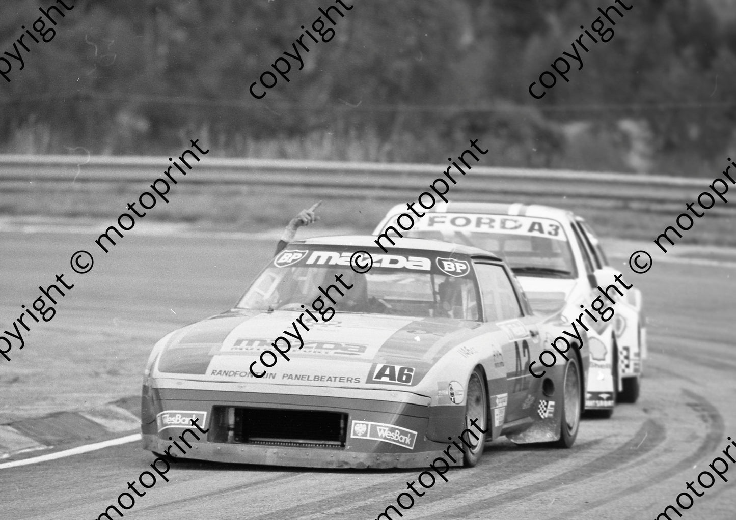 1987 Kya Wesbank 6 Ben Morgenrood Mazda RX7 giving the finger 3 Willie Hepburn Sierra XR8 (Colin Watling Photographic) (11)