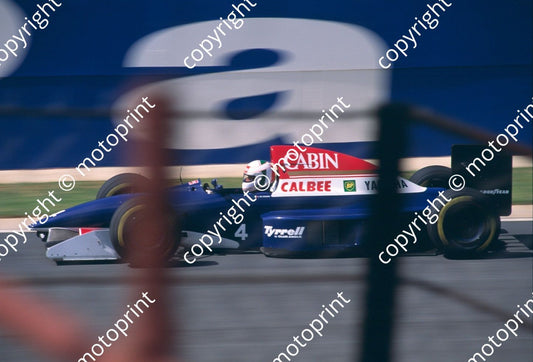 1993 SA GP 4 Andrea de Cesaris Tyrrell 020c (courtesy Roger Swan) (2)