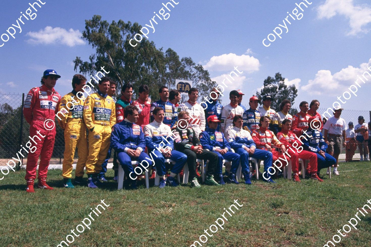 1993 SA GP e group photo, a VIP has just arrived from the golf course far right (courtesy Roger Swan) (2)