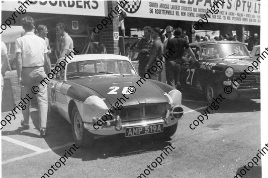 26 Phil Cadman, Frank Rundel MGB_ 27 Piet van Niekerk Don Philp Peugeot 404 022