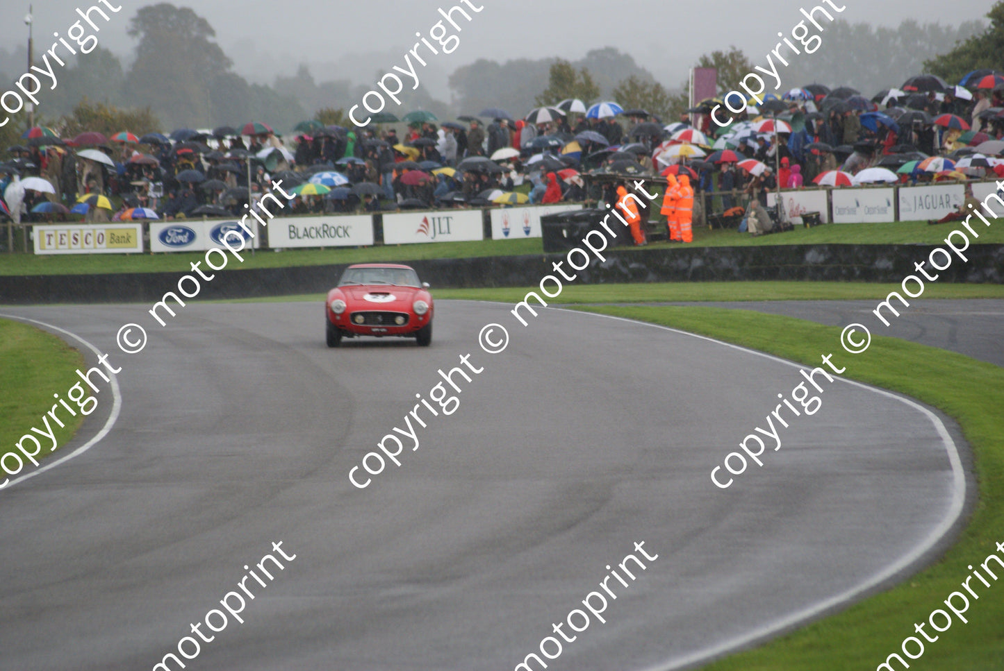 27 Jose Alberquerque Barrie Williams Ferrari 250 GT SWB umbrellas up (36)