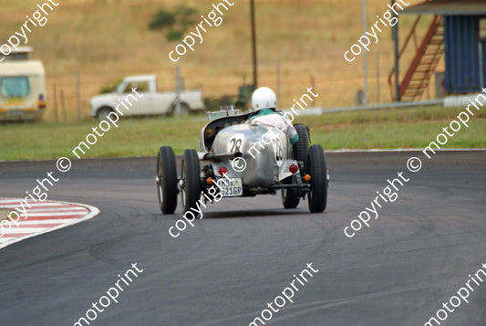 28 Brian Esterhuysen 1933 Alfa Monza repl  (2)