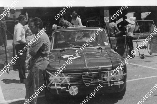 43 John Frittelli M Lupini Alfa Guilia NOTE JOHN MCNICOL LEANING ON CAR FRONT 025