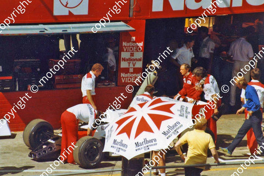 Lauda bareheaded MP4-2b