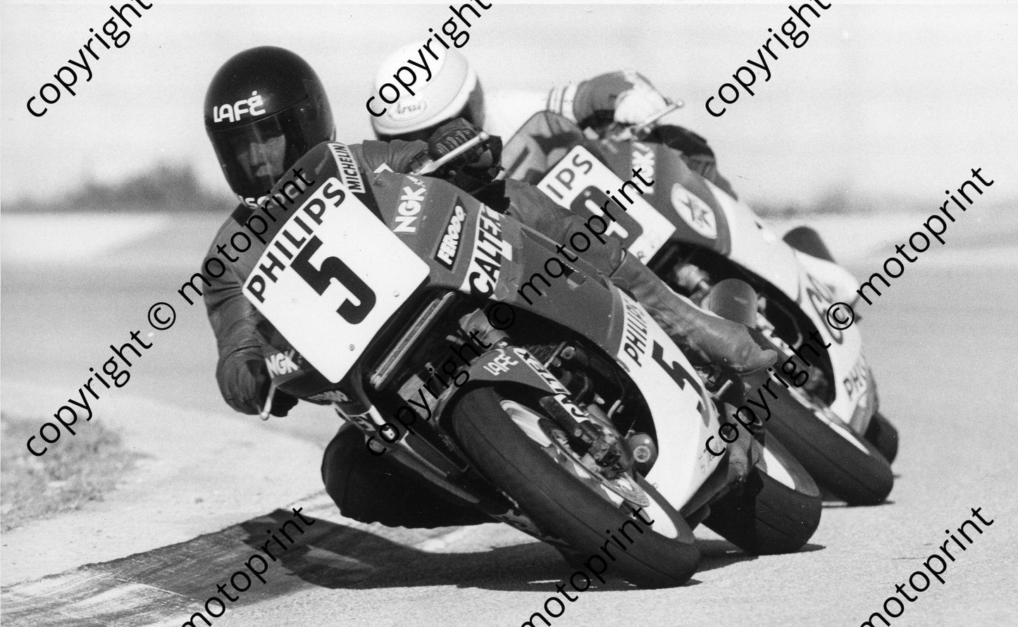 MC 1988 Philips Tracer D Hiscock leads Caltex Honda team mate D Petersen 750 class 134