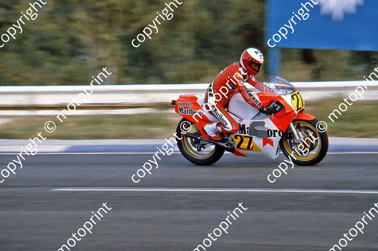 MC Lawson Yamaha into Leeukop, note fairing intake