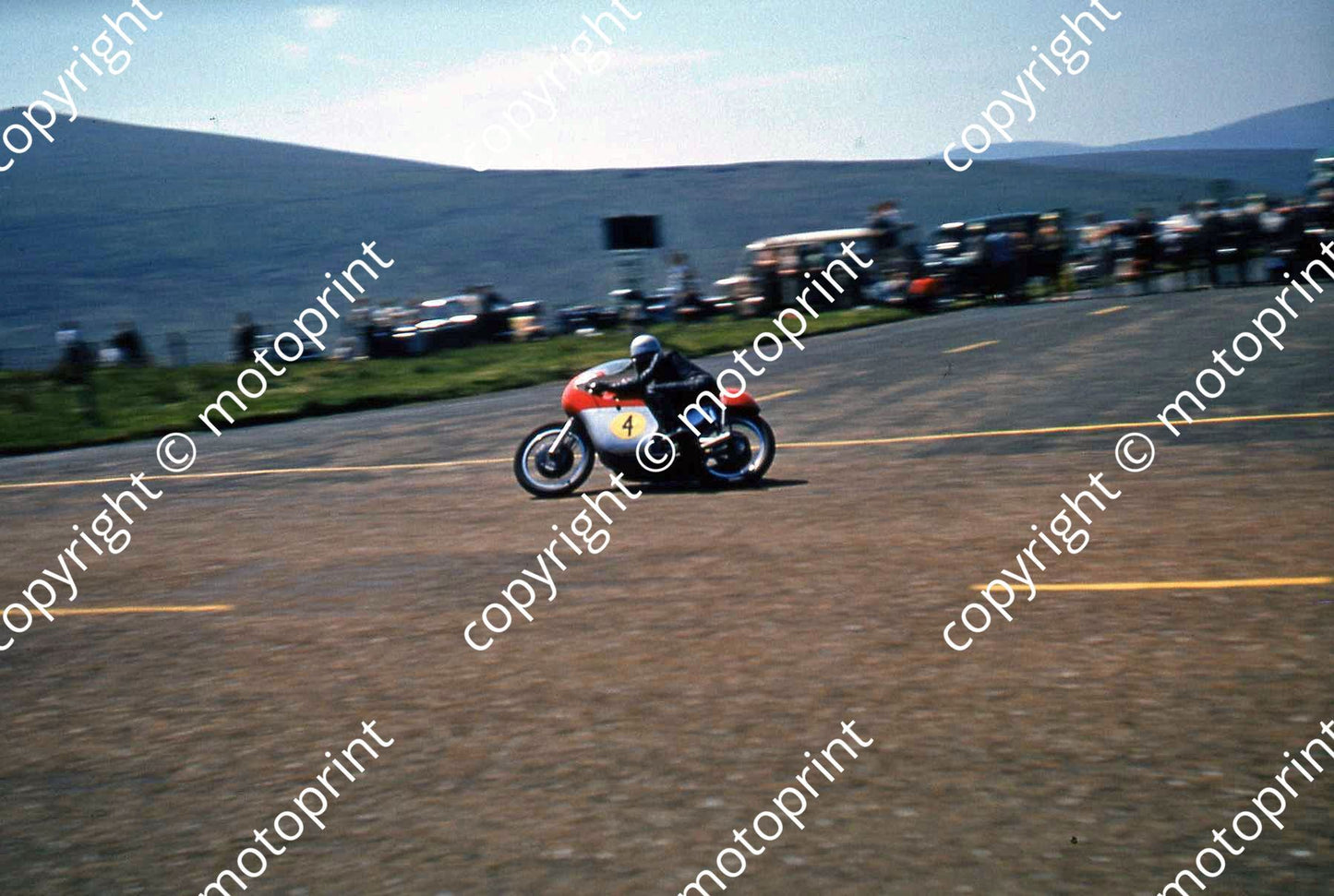 MC Gary Hocking winner on 500 MV at Bungalow
