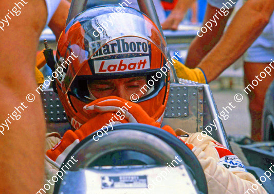 P Villeneuve in car waiting scanned 20x30 cm A4  (1)