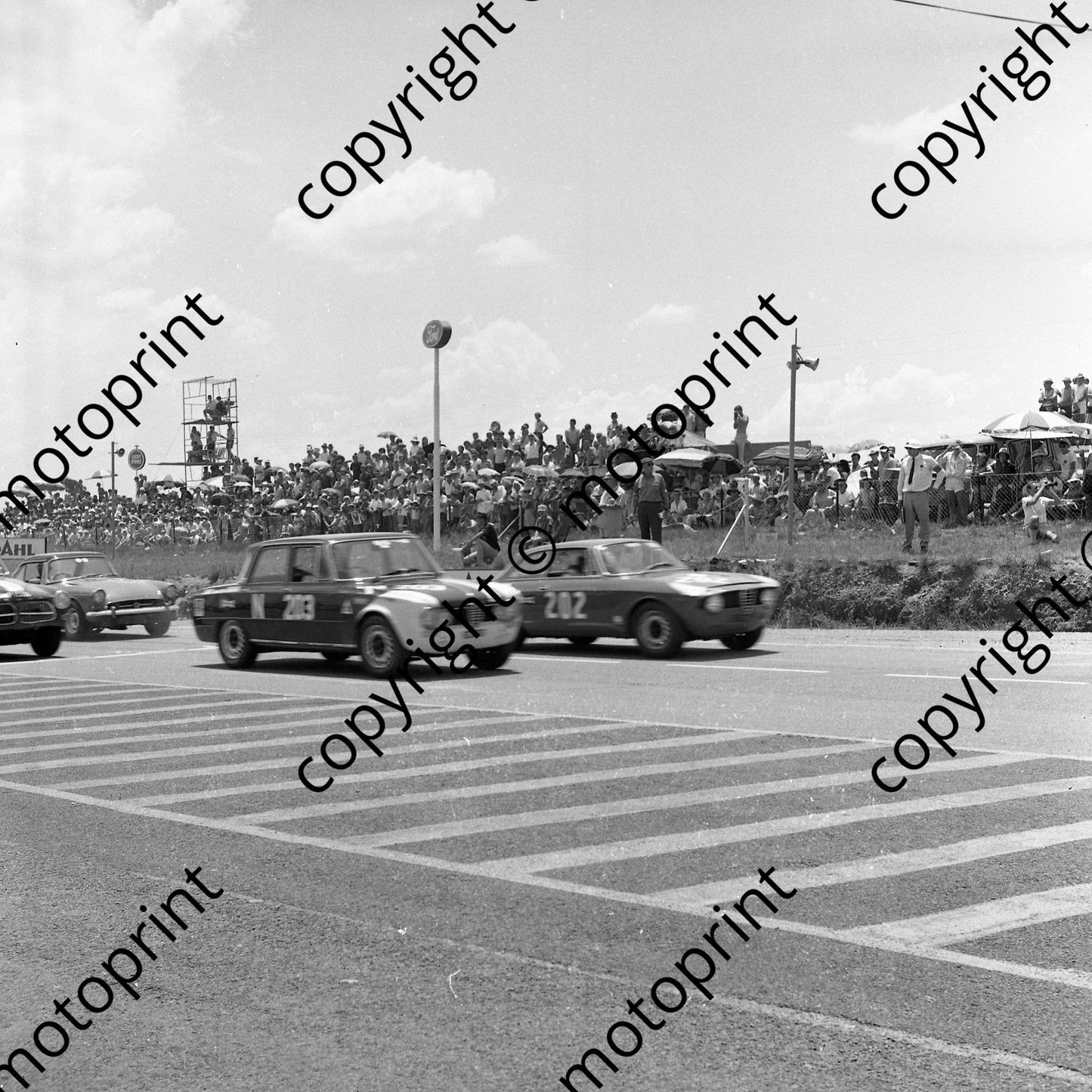 SL 1967 SA GP Onyx support 202 Basil van Rooyen, 203 Mario Lupini, nose of Dirk Marais Sunbeam Tiger (courtesy Ken Stewart) 074