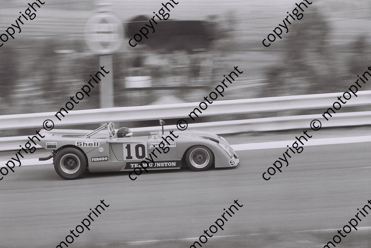 SP 1972 Kyalami 9 hr P Gethin (in car) J Love Chevron B21-25