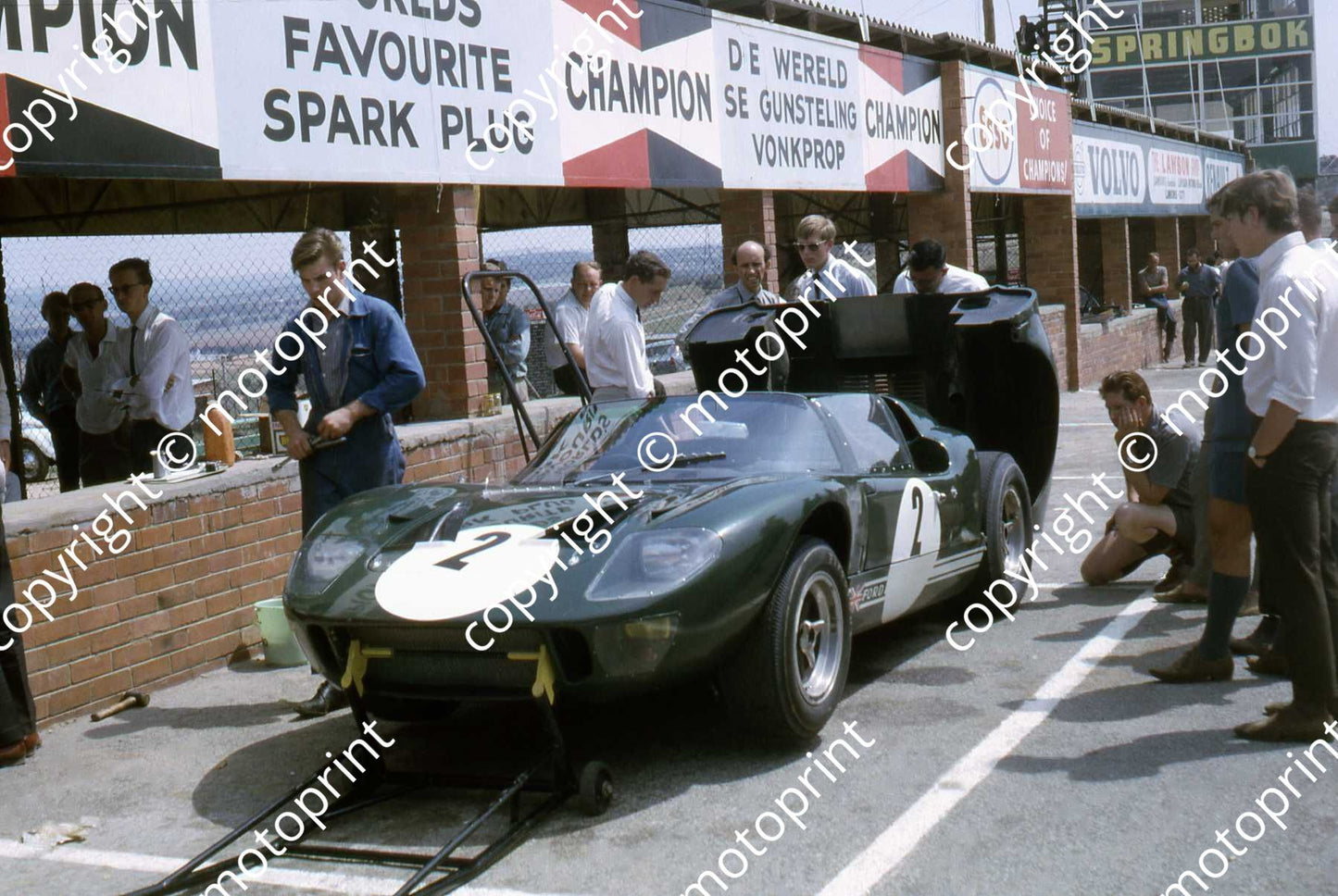 SP Ford P40 Sutcliffe in pits