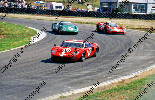 SP GT40 40 Chris Chiles, Ferrari 250 LM 90 David Piper, Ferrari P4 11 Max Wakefield
