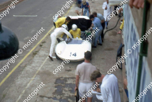 SP Refuelling Jos Viljoen Elfin 6 hr blurred