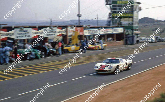 SP Spence Hobbs GT40 on straight