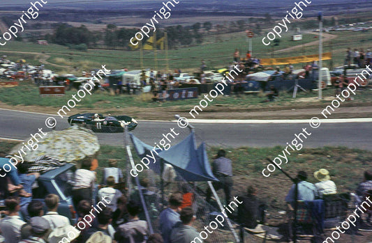 SP (thanks Stuart Falconer) a 128 1966 9hr Clubhouse Lola open Pierpoint Serrurier