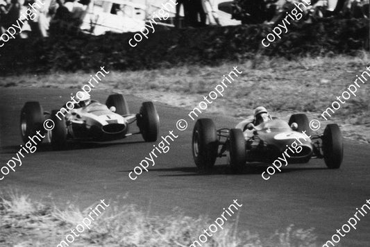 SS 1965 (thanks Roger Pearce) P de Klerk Brabham leads Love Cooper (30)