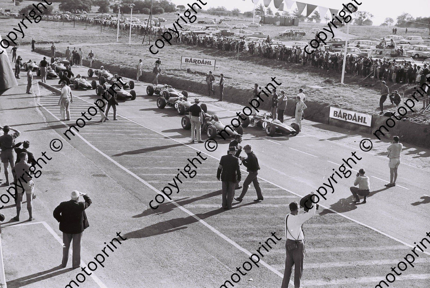 SS 1966 Kyalami grid Charlton, Love, De Klerk, Puzey, Jefferies, Serrurier,  Pretorius, Hartman, Dave(233)