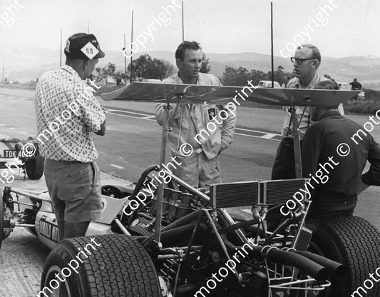 SS 1969 (thanks Roger Pearce) J McNicol Lola T142 to right John Duncan photographer(109)
