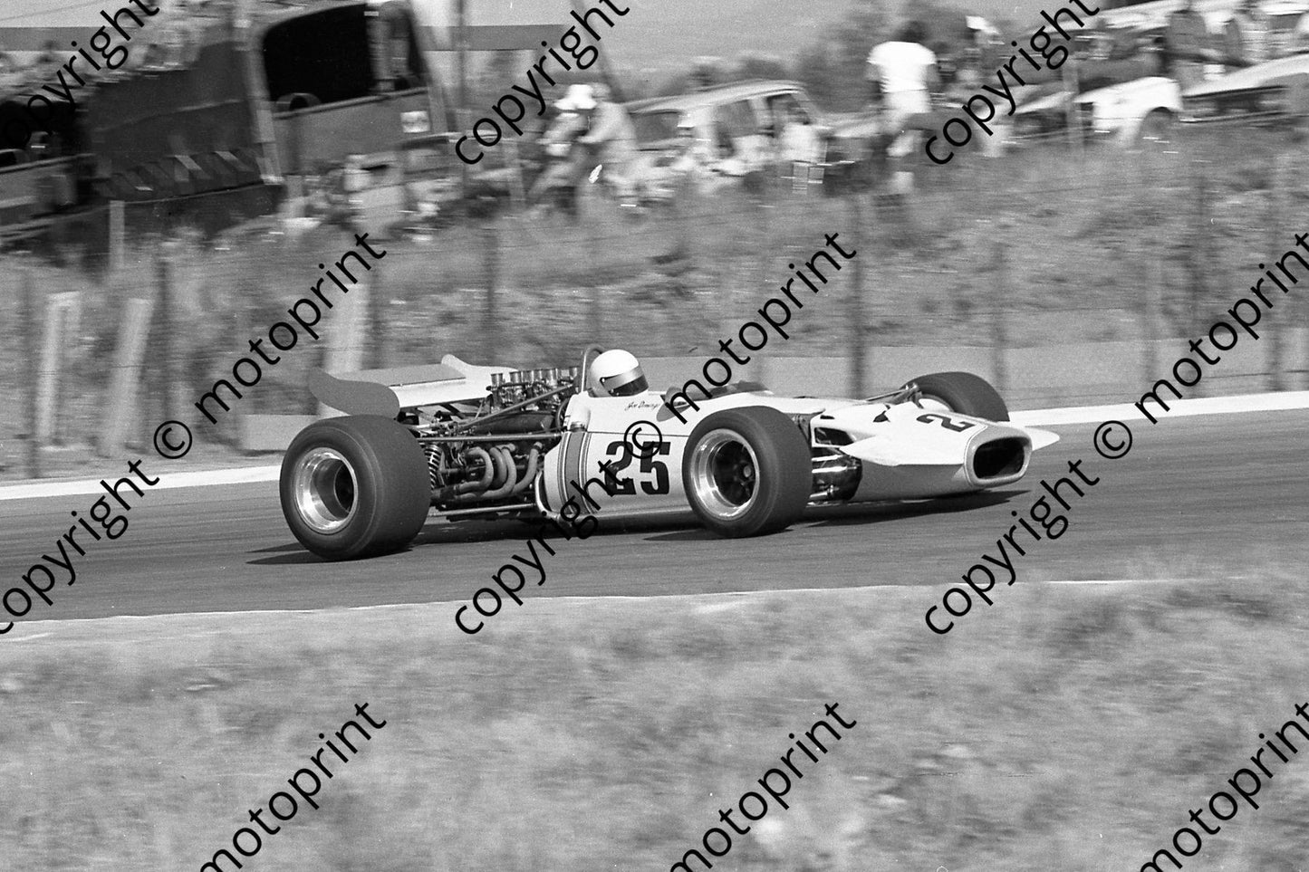 SS 25 J Domingo Lola T142 Chev (permission Malcolm Sampson Motorsport Photography) 1972 Kya  (6)