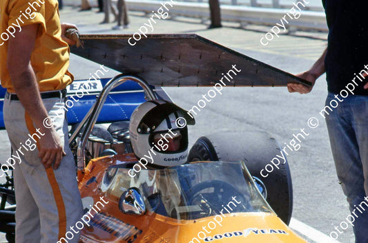 SS Denny Hulme McLaren M19 shaded by pit board