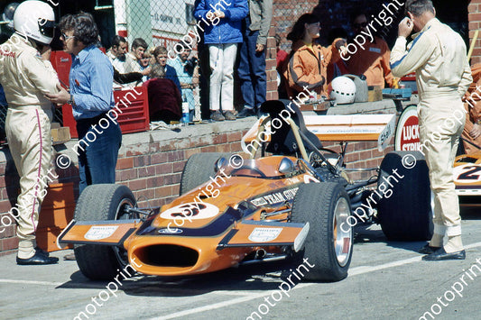 SS Gunston Brabham BT26, and Tony Maddox - Pretorius - about to climb in, Pinto advises