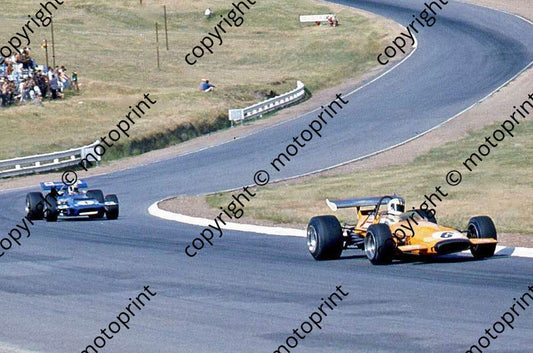 SS Hulme McLaren M14 leading Stewart March 701 Jukskei cropped