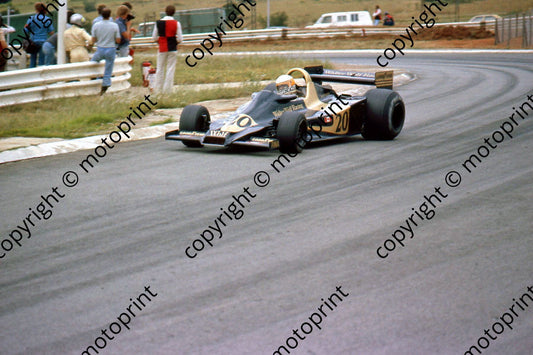 SS Jody Scheckter Wolf WR1 sliding Leeukop