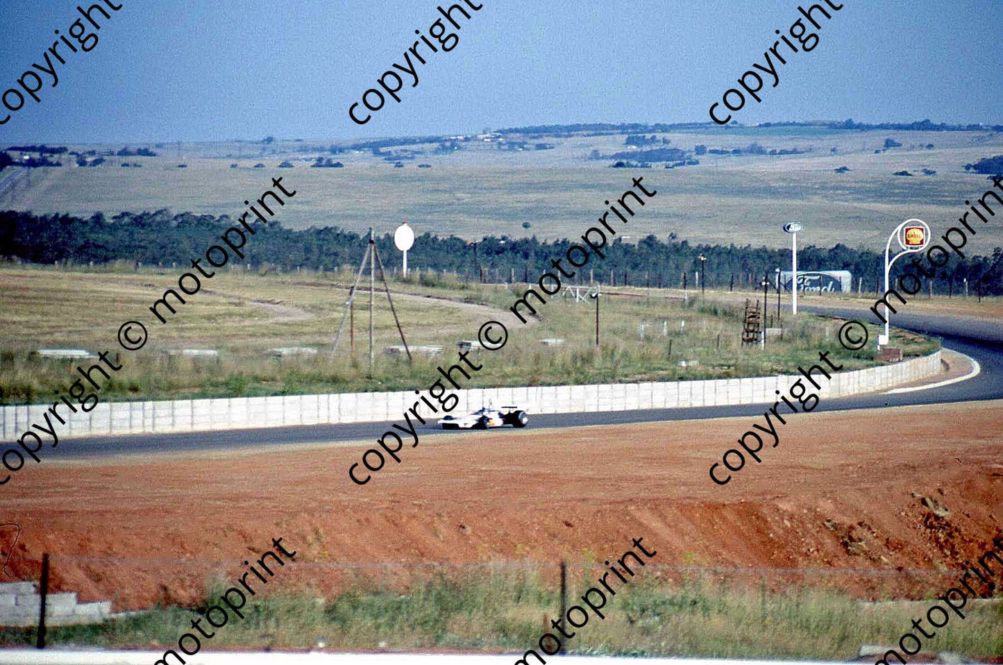 SS Kyalami, hot, high and dusty, Revson McLaren M19