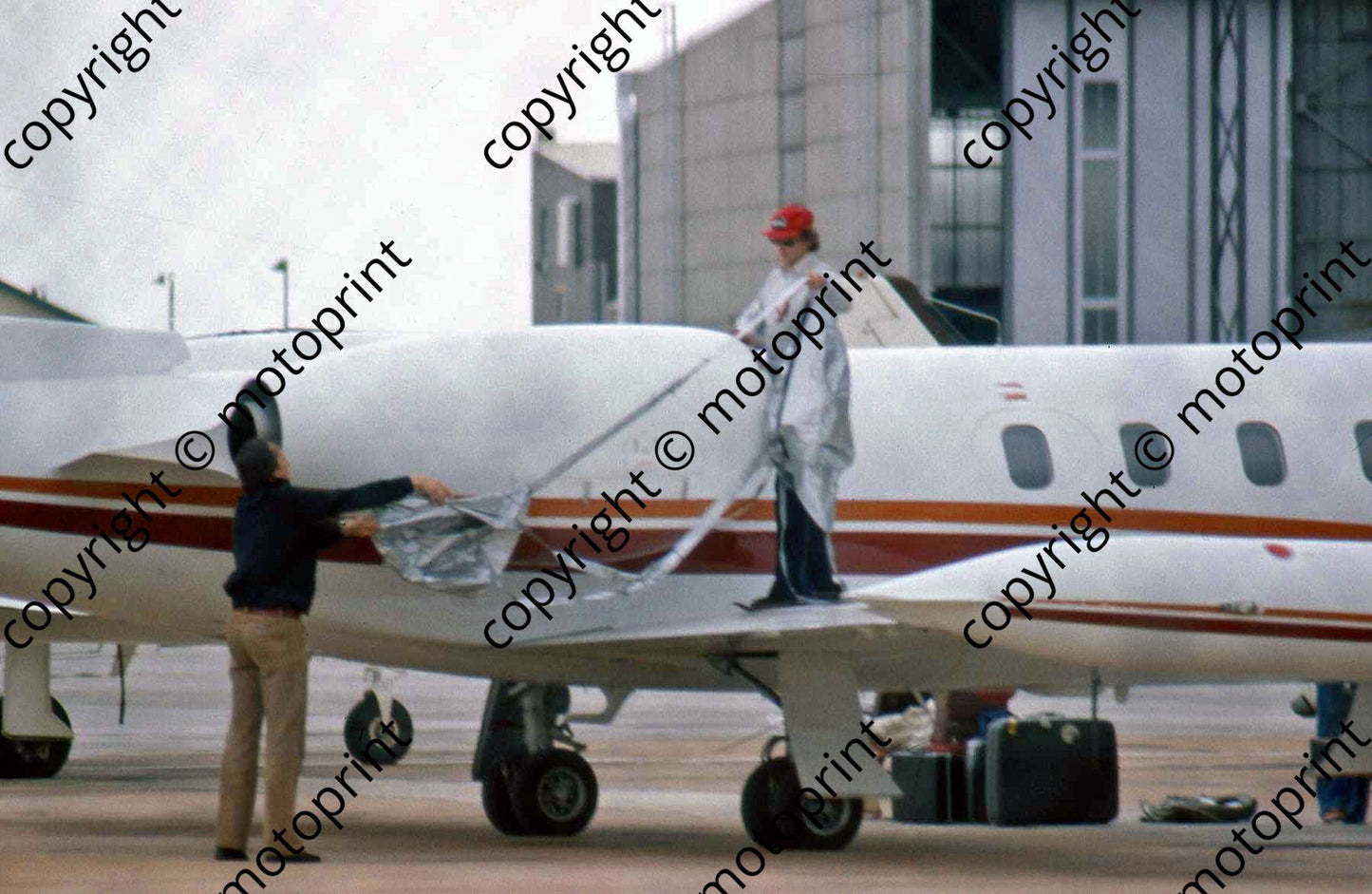 SS Lauda covering engine Learjet