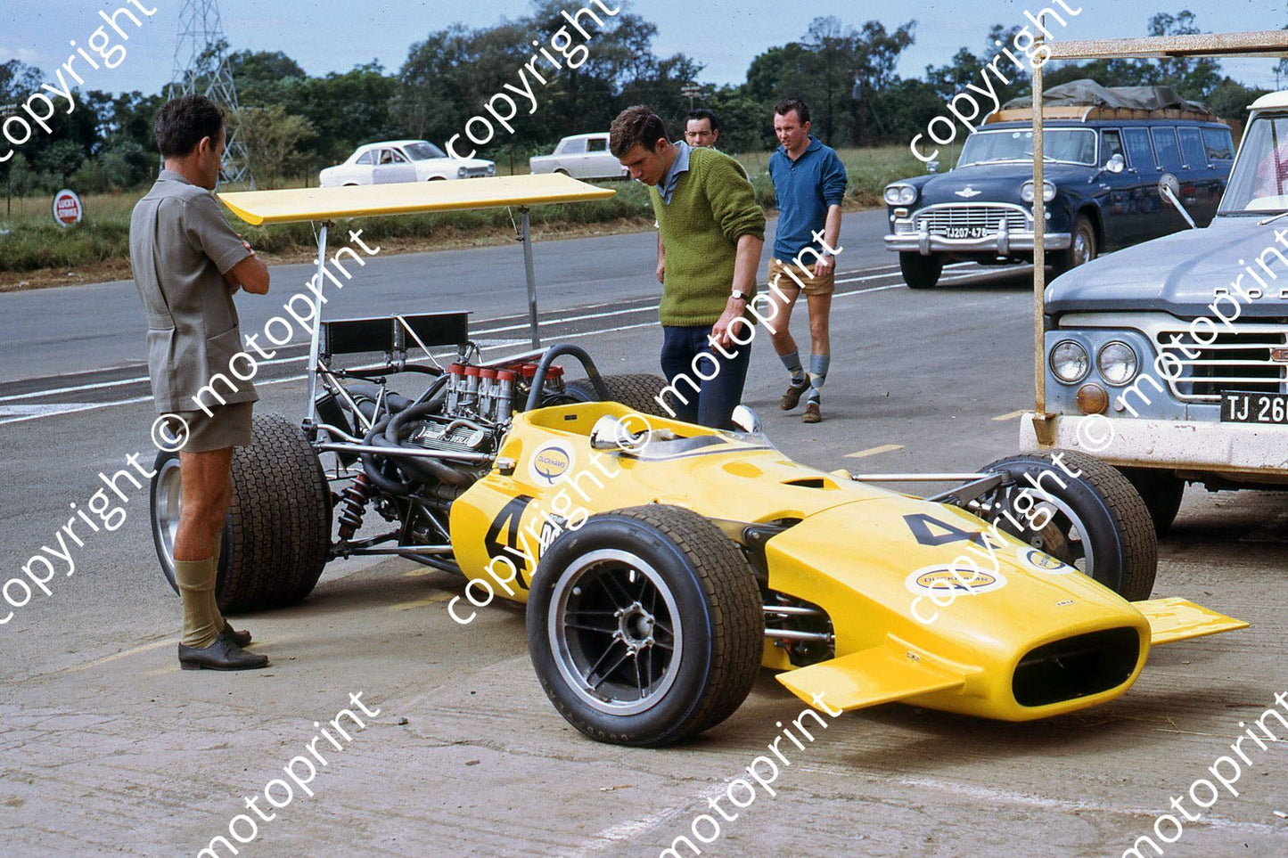 SS Lola T142 McNicol