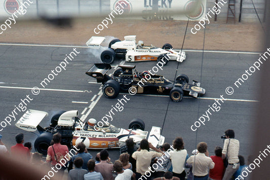 SS Start, Hulme wheelspin, Fittipaldi first, Scheckter some wheelspin