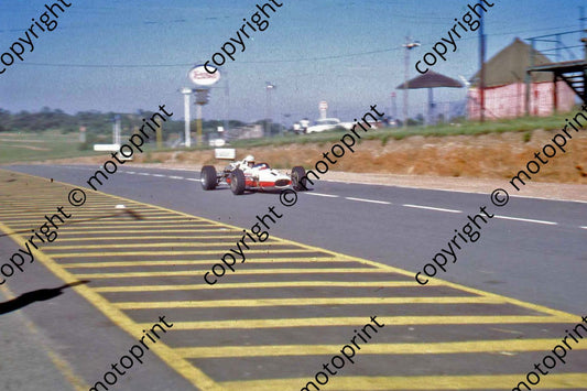 SS Surtees Honda RA273 unprotected pits straight