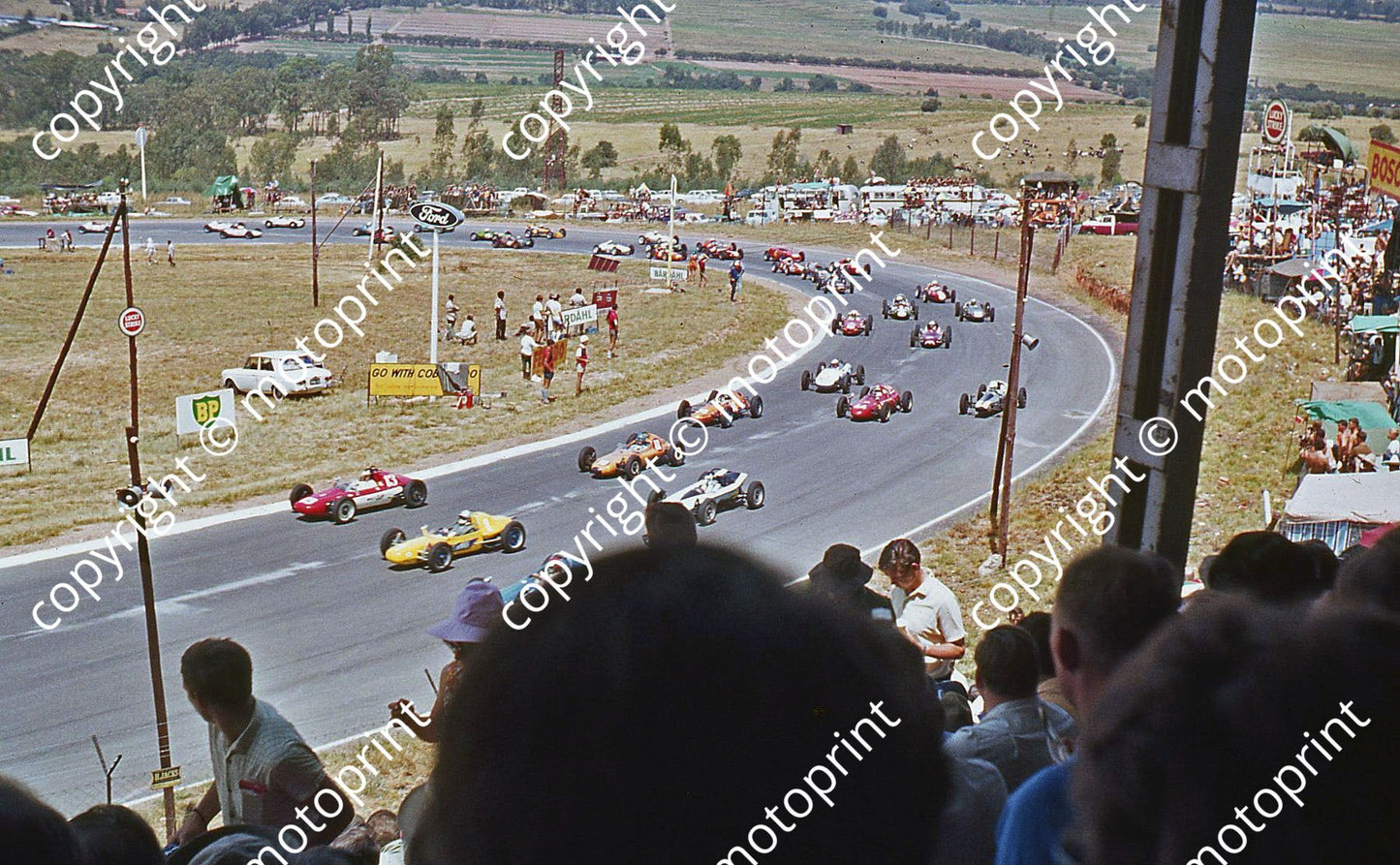 a 201 1970 SA GP FV race rolling start from Leeukop