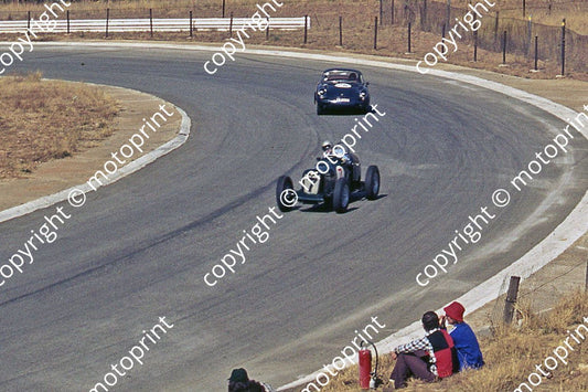 a 464 1975 Kya RMC races Hausler Porsche #7 Phil Howie