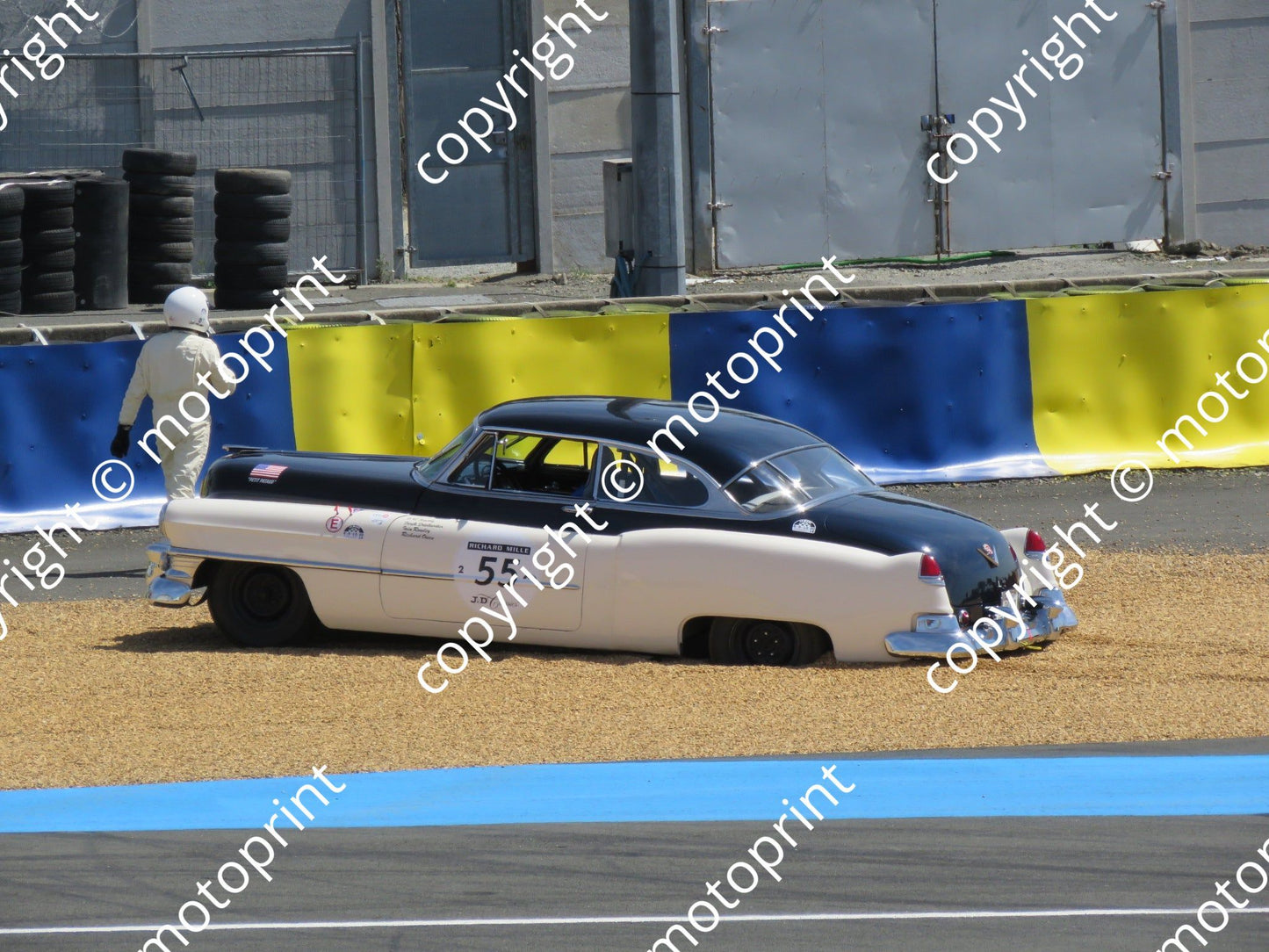 grid 2 55 Cadillac Series 61 Ian Rowley, Derek Drinkwater, Richard Owen  beached prac(13)