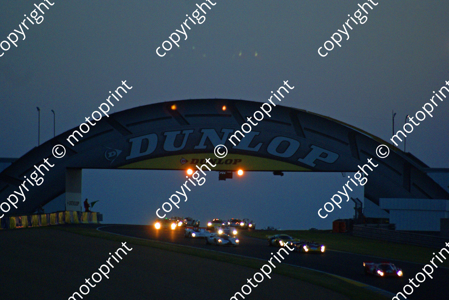 grid 5 0 23 Porsche 917 35  Alfa T33-3 Sat evening Dunlop Bridge (3)